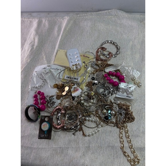 Bag of costume jewelry - Picture 1 of 8